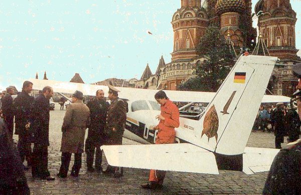 Mathias Rust después de aterrizar junto al Kremlin